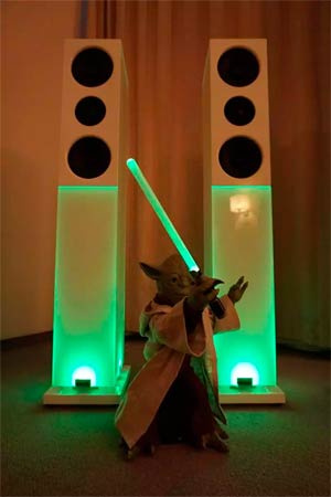 Мастер Йода учит владеть лучевым мечом на выставке Hi-Fi & High End Show 2016